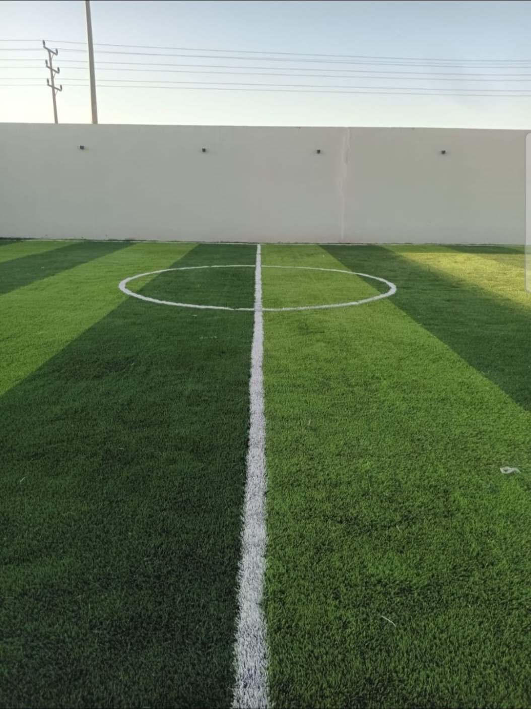 ملعب كرة قدم بعشب صناعي من تنفيذ جرين جروث