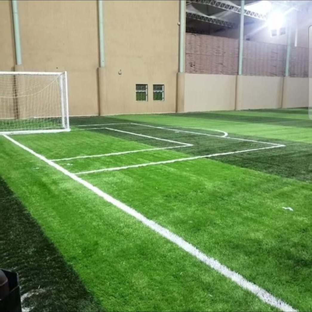 ملعب كرة قدم بعشب صناعي نفذته جرين جروث في الرياض