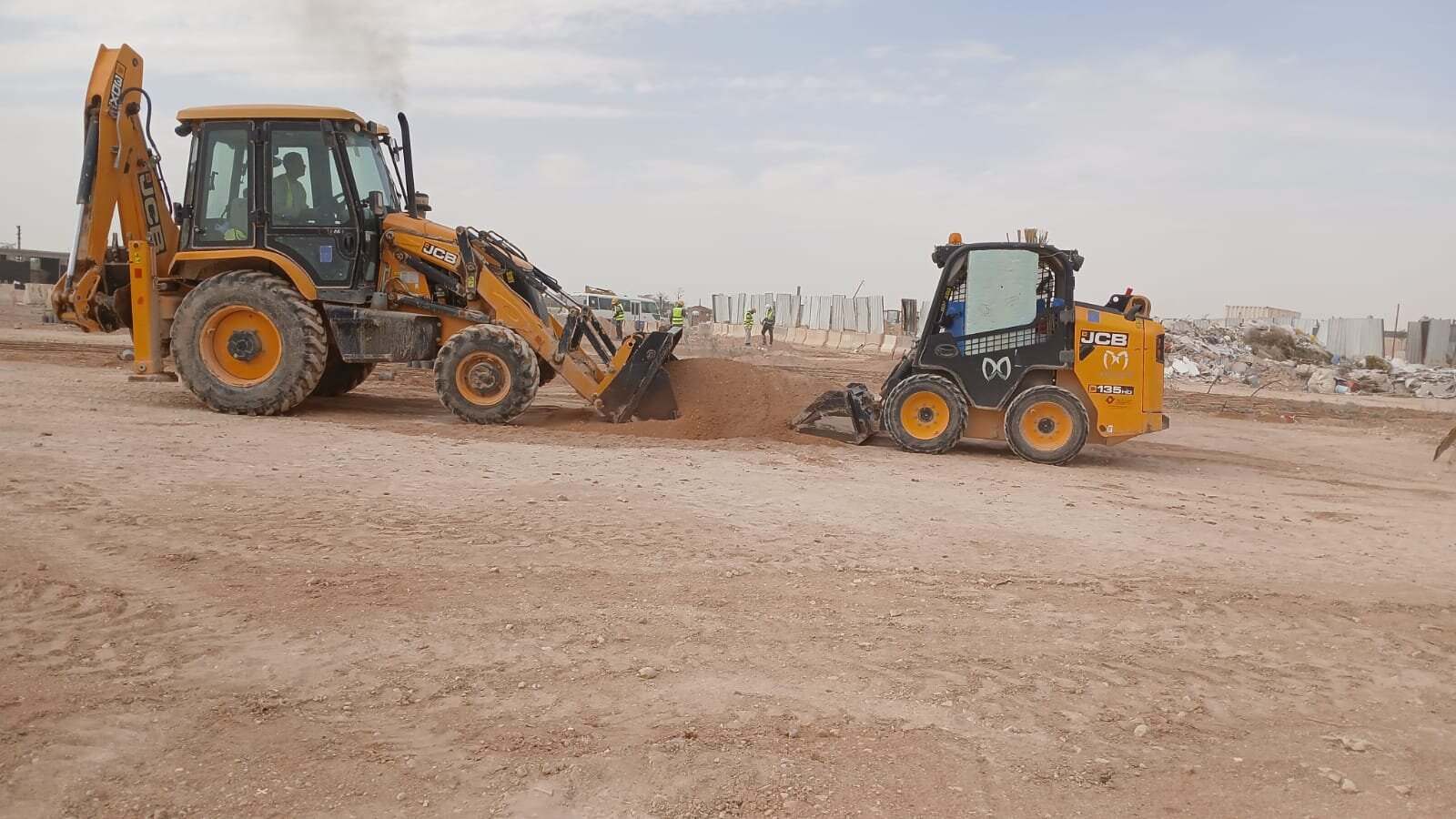 معدات فريق جرين جروث في موقع العمل